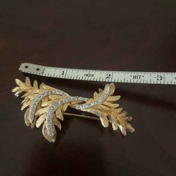 Vintage goldtone and rhinestone brooch - Picture 1 of 6